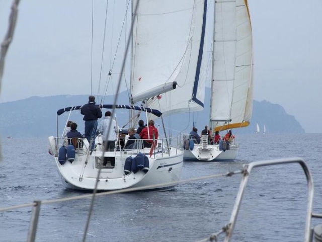  navegando en un barco de vela